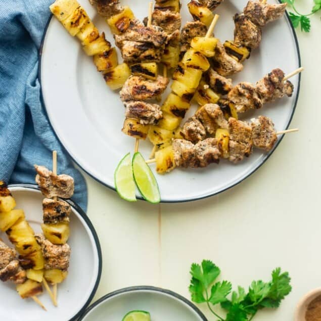 Whole30 Pineapple Jerk Chicken Kebabs - This easy jerk chicken recipe uses pineapple juice instead of sugar so it's Whole30 compliant and paleo friendly! It's a simple, flavorful weeknight meal that's perfect for the summer! | Foodfaithfitness.com | @FoodFaithFit